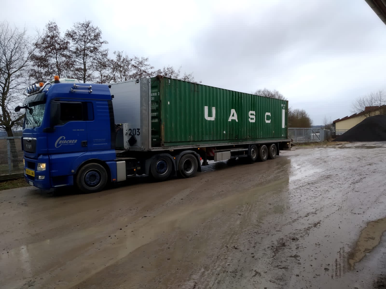 2021-03-22 LKW mit Container.jpg